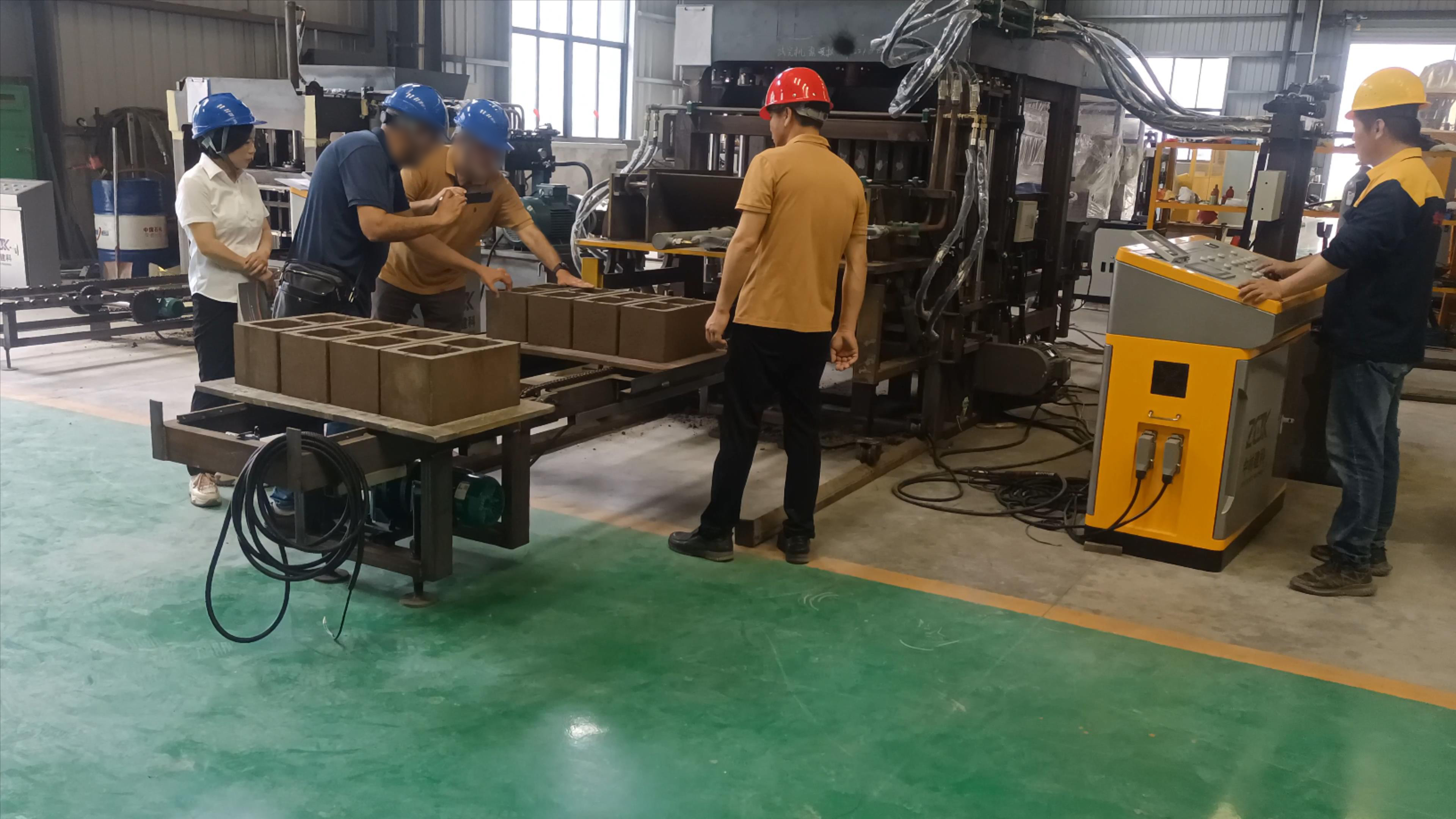 Après La 137e Foire De Canton : Les Clients Visitent L'usine De Fabrication De Briques
