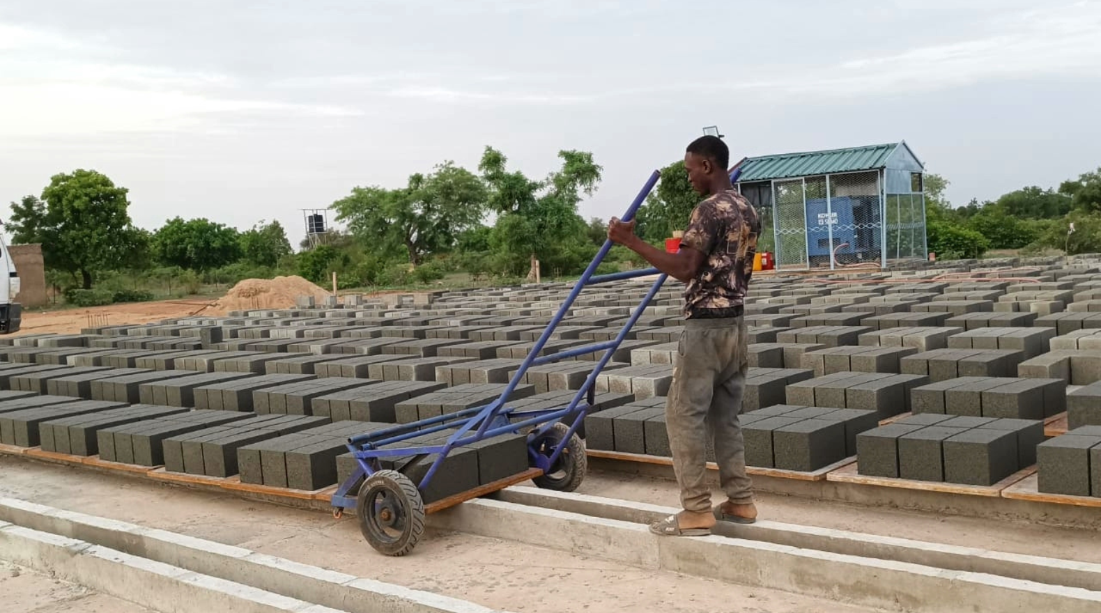 Machine de fabrication de blocs ZCJK au Burkina Faso