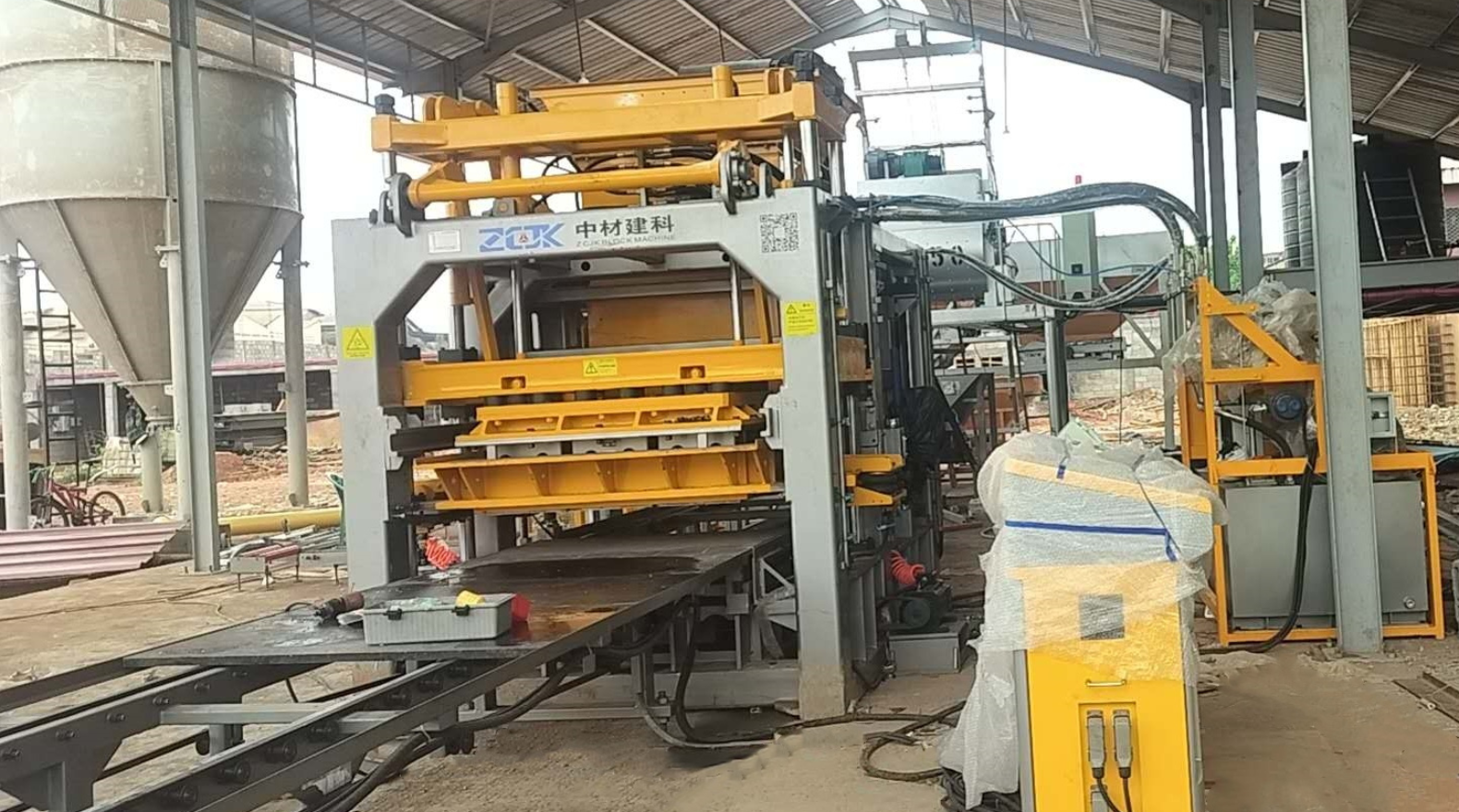 Machine de fabrication de blocs ZCJK au Cameroun